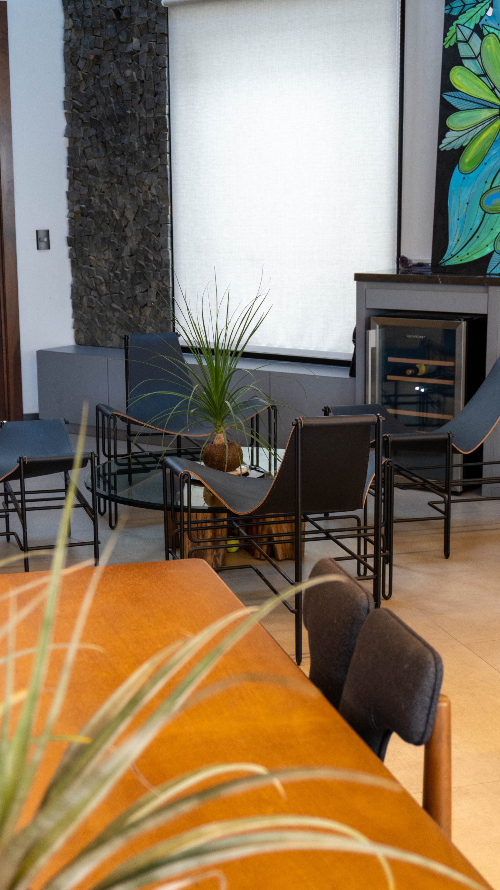 Ambiente com poltronas e mesa de centro especificados pelo Clube do Arquiteto